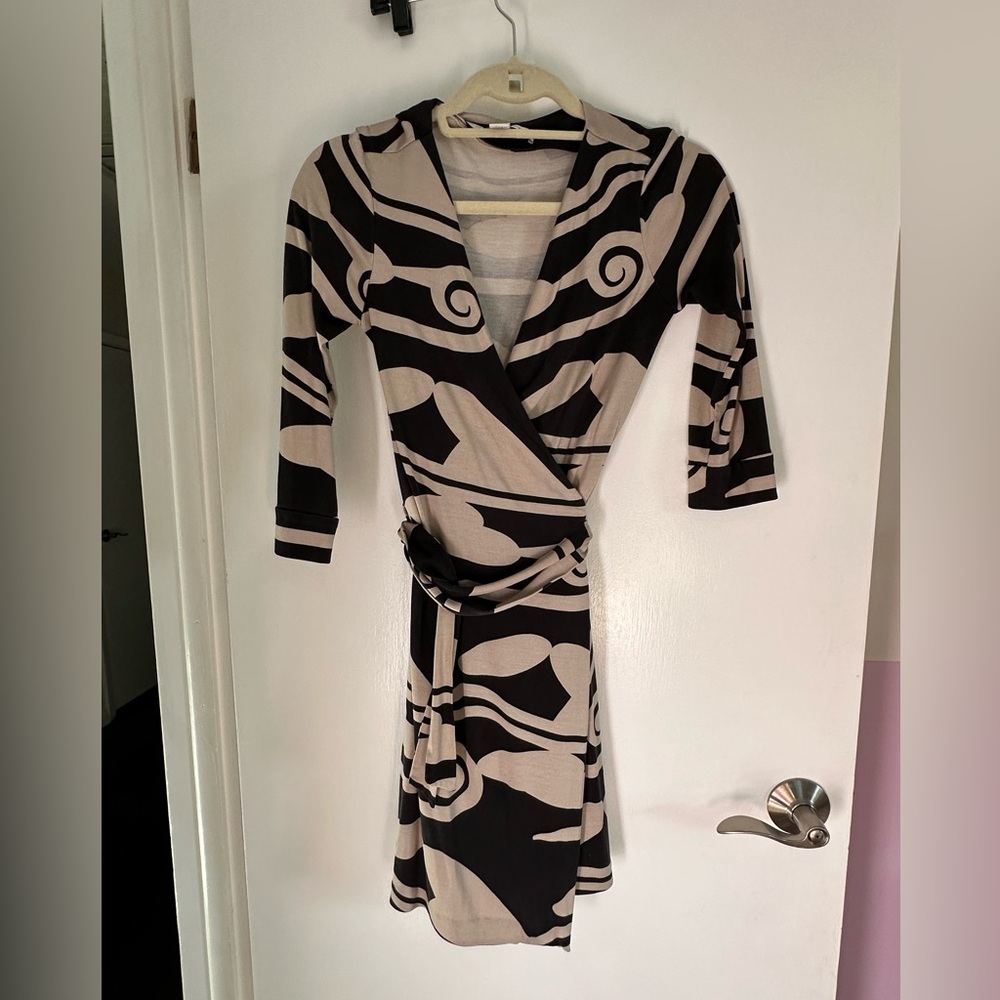 Diane VonFurstenberg Wrap Dress sz 2